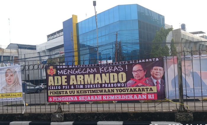 Kecaman terhadap Ade Armando disampaikan Masyarakat Yogyakarta melalui pemasangan spanduk di beberapa titik wilayah Jakarta Pusat sejak Selasa pagi (5/12). - Image