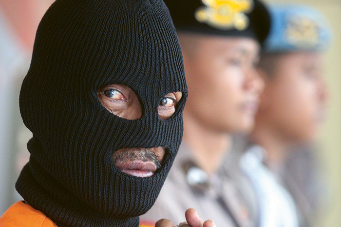 DUA KALI DIPENJARA: Tersangka AR, 52, ayah yang tega mencabuli anak kandungnya digelandang petugas saat ungkap kasus di Mapolresta Sidoarjo kemarin (4/12). AR tiga kali merudapaksa anaknya. - Image