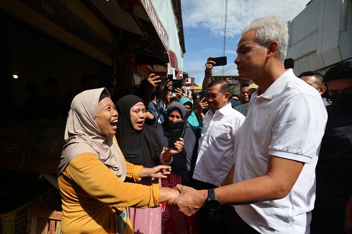 Calon presiden (Capres) nomor urut 3 Ganjar Pranowo berkunjung ke Pasar Baru, Balikpapan, Kalimantan Timur, Selasa (5/12). - Image