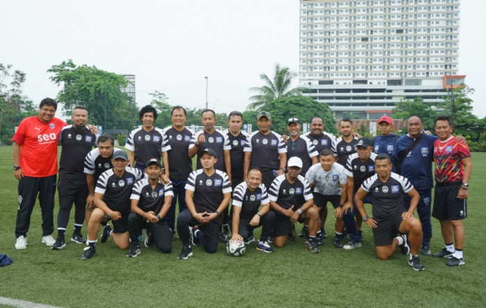 Uston Nawawi (barisan belakang) bersama pelatih lain yang menjalani kursus Kepelatihan AFC Pro Diploma Modul ke-6 di ASIOP Training Ground Sentul. (media PSSI) - Image