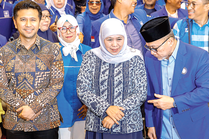 ERI DUKUNGAN: Ketua Umum PAN Zulkifli Hasan (kanan) bersama Gubernur Khofifah Indar Parawansa di arena konsolidasi PAN bersama parpolparpol anggota Koalisi Indonesia Maju (KIM) di Surabaya. - Image