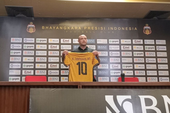 Radja Nainggolan saat diperkenalkan secara resmi sebagai pemain baru Bhayangkara FC di Jakarta, Senin (4/12). (ANTARA/RAUF ADIPATI) - Image