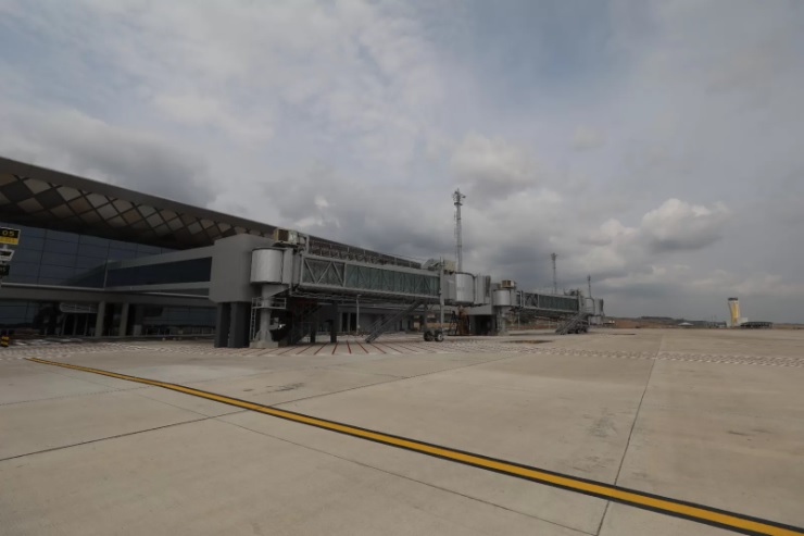 Area apron pesawat di Bandara Internasional Dhoho lengkap dengan garbaratanya sudah terpasang di pelataran. - Image