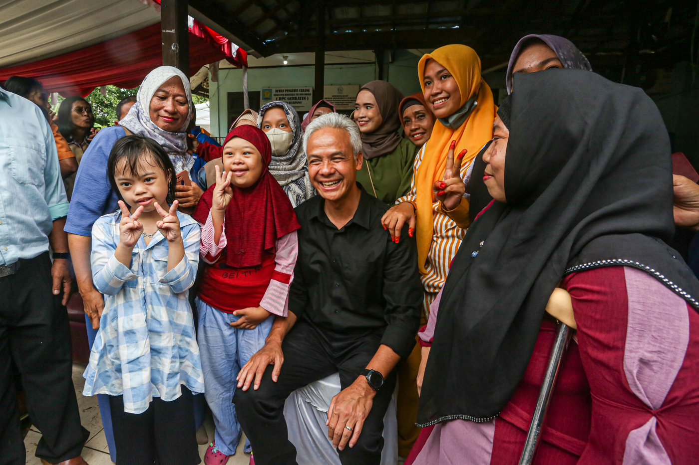 Calon Presiden nomor urut tiga Ganjar Pranowo saat melakukan kunjungan pada kampanye di Rumah Pelatihan Dewan Pengurus Cabang Gerakan untuk Kesejahteraan Tuna Rungu Indonesia, Balikpapan, Kalimantan Timur, Selasa (5/12/2023). - Image