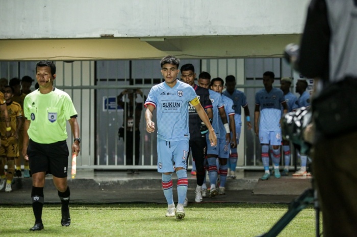 Kapten RANS Nusantara FC, Paulo Sitanggang (depan), memiliki harapan bisa meraih kemenangan saat menghadapi PSS Sleman, Jumat (8/12). - Image