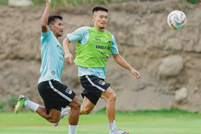 Gelandang Persis Solo, Sho Yamamoto, saat menjalani latihan jelang persiapan menghadapi Arema FC di Stadion Kapten I Wayan Dipta, Bali, Sabtu (9/12). - Image