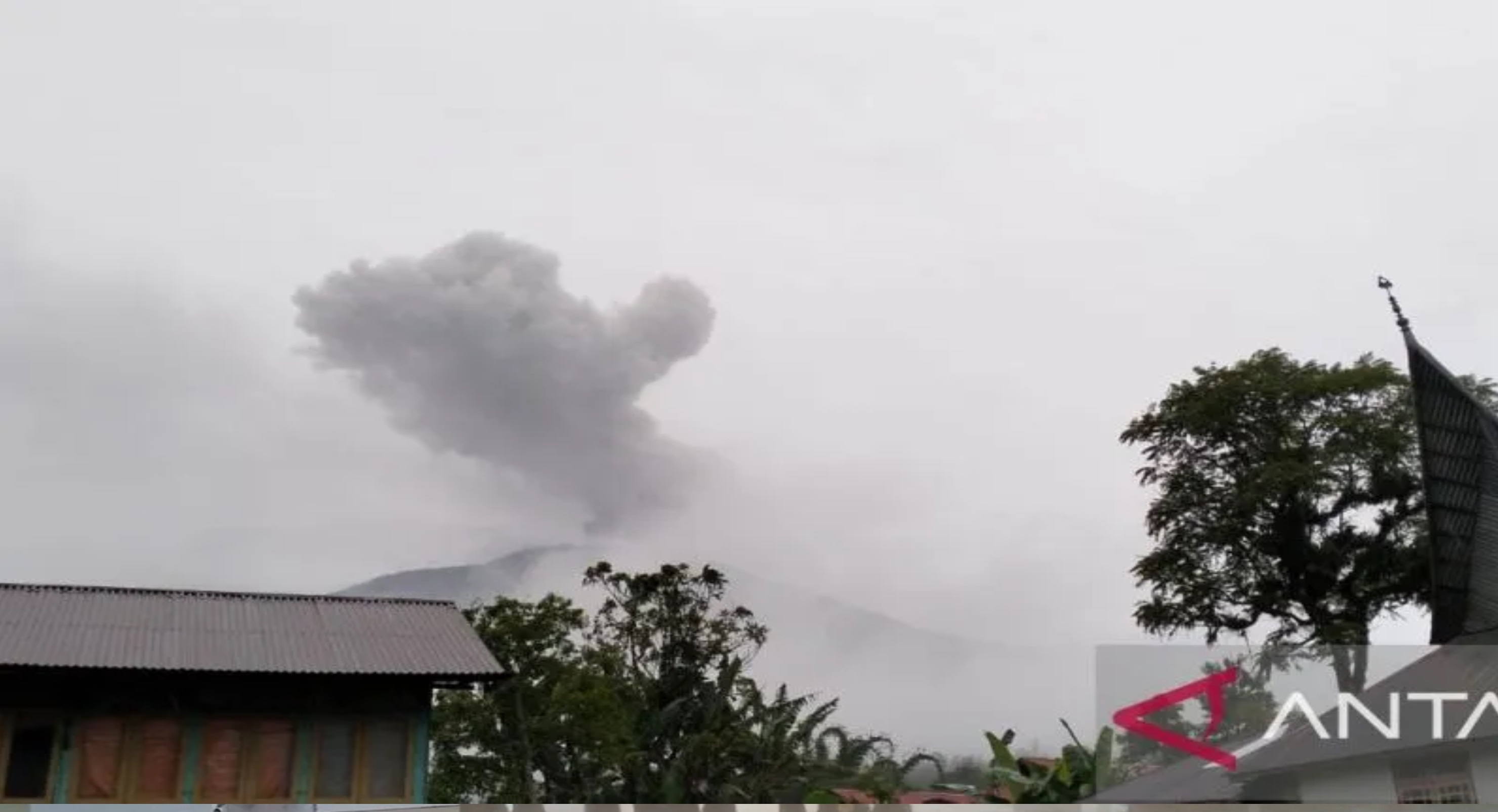 Penampakan Gunung Marapi yang berada di wilayah administrasi Kabupaten Tanah Datar dan Agam kembali mengeluarkan abu vulkanik pada Rabu pagi, (06/12). ANTARA/Muhammad Zulfikar. - Image