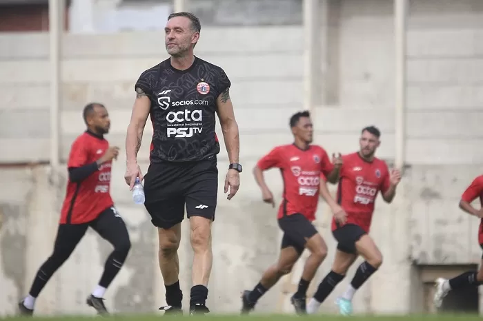 Thomas Doll belum memiliki persiapan untuk laga Persebaya vs Persija. - Image