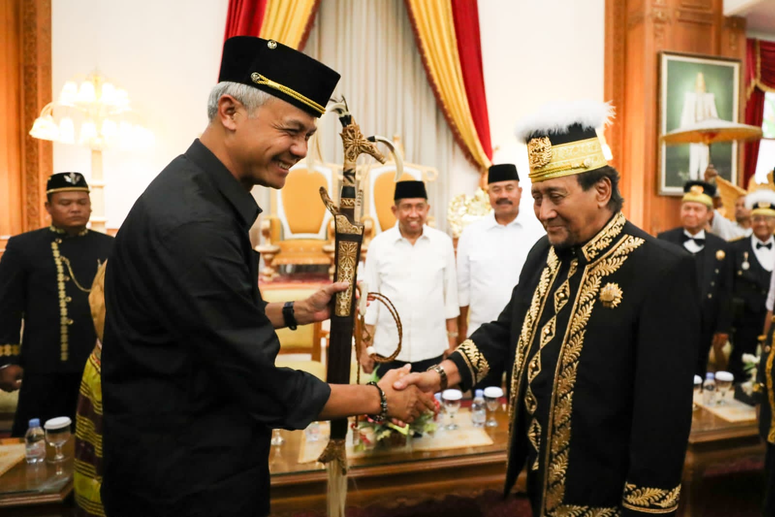 Capres nomor urut tiga Ganjar Pranowo melakukan kunjungan ke Kedaton Kutai Kartanegara, Kabupaten Kutai Kartanegara, Kalimantan Timur, Rabu (6/12) siang. - Image