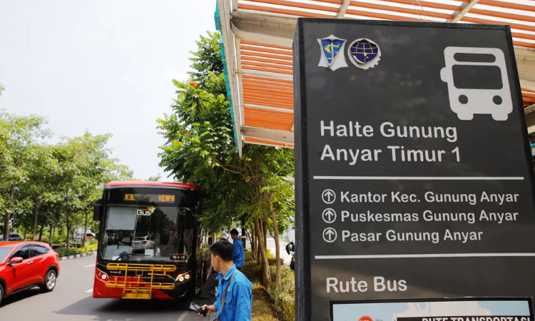 Bus Trans Semanggi saat melintas di kawasan Gunung Anyar, Surabaya. (Suryanto/radar Surabaya) - Image
