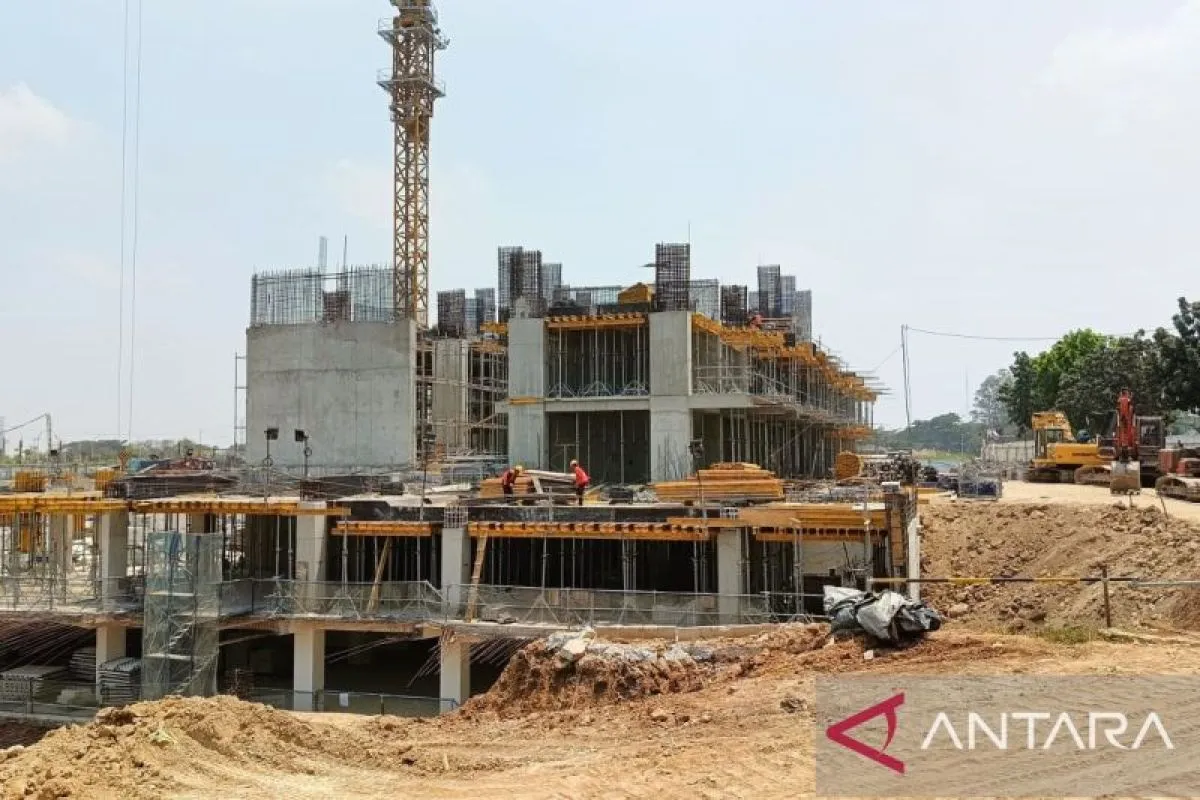 Salah satu proyek apartemen sedang tahap penyelesaian konstruksi. ANTARA/ Ganet Dirgantoro - Image