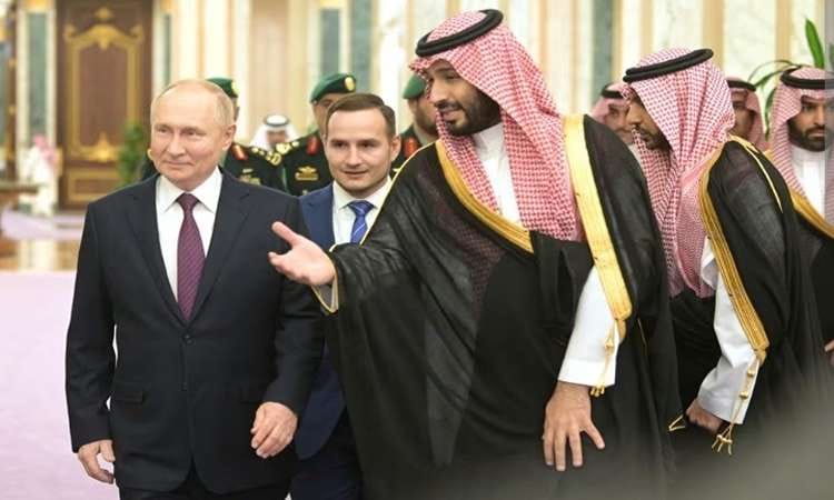 Presiden Rusia Vladimir Putin dan Putra Mahkota Saudi Mohammed bin Salman berjalan saat pertemuan di Riyadh, Arab Saudi 6 Desember 2023 - Image