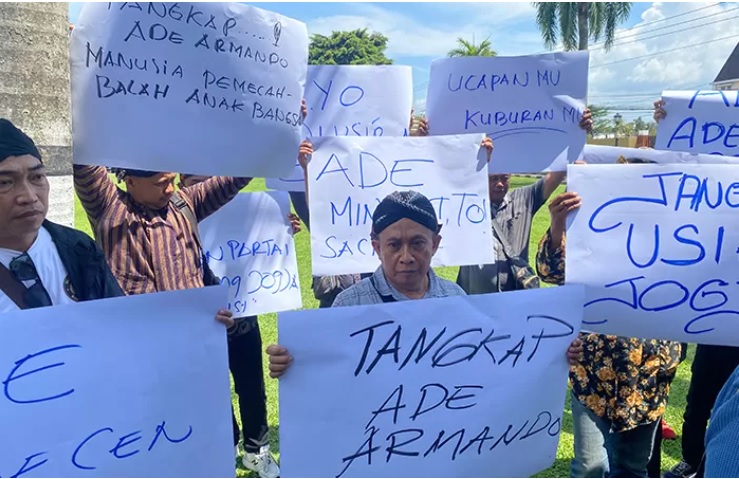 Suasana pelaporan kasus pernyataan Ade Armando oleh Aliansi Masyarakat Jogja Istimewa di Polda DIJ, Rabu (6/12/2023). - Image