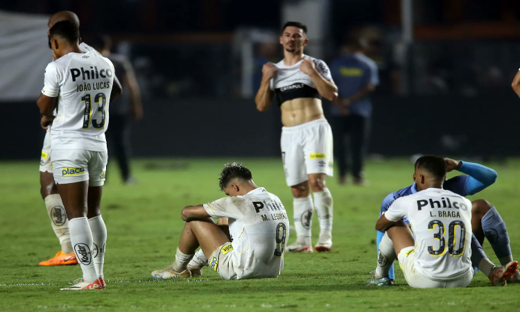 Punggawa Santos FC kecewa karena terdegradasi dari kasta tertinggi Liga Brazil pasca kekalahan 1-2 atas Fortaleza. (Sumber: Getty Images) - Image