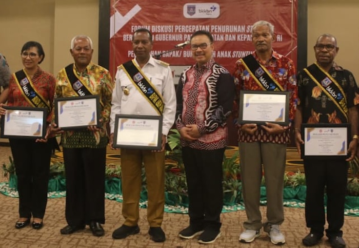 Kepala Badan Kependudukan dan Keluarga Berencana Nasioanal (BKKBN) dr. Hasto Wardoyo, mengukuhkan Penjabat (Pj) Gubernur Provinsi Papua Selatan Prof. Apolo Safanpo, menjadi Bapak Asuh Anak Stunting. - Image