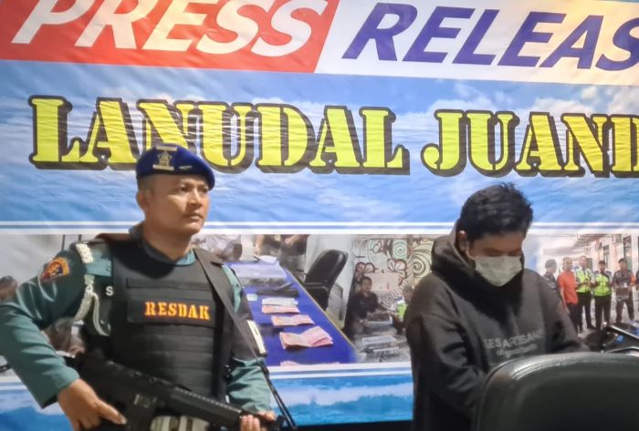Penumpang Pelita Air, Surya Hadi Wirajaya, dihadirkan di media release Lanudal Juanda Sidoarjo. - Image
