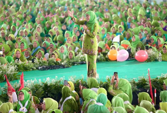 Gubernur Jatim Khofifah Indar Parawansa menyatu bersama 15 ribu jamaah Muslimat NU dalam gelaran zikir, salawat, dan doa, di Jatim International Expo, Kamis (7/12). - Image