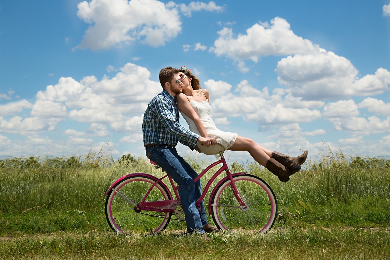 Couple saat Sedang Bersepeda (Foto: Pixabay.com) - Image