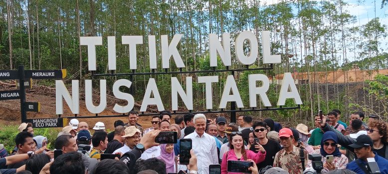 Capres nomor urut 3 Ganjar Pranowo mengunjungi Ibu Kota Negara (IKN) Nusantara di Kabupaten Penajam Paser Utara, Kalimantan Timur, Kamis (7/12). (Takzia Royyan/ JawaPos.com) - Image