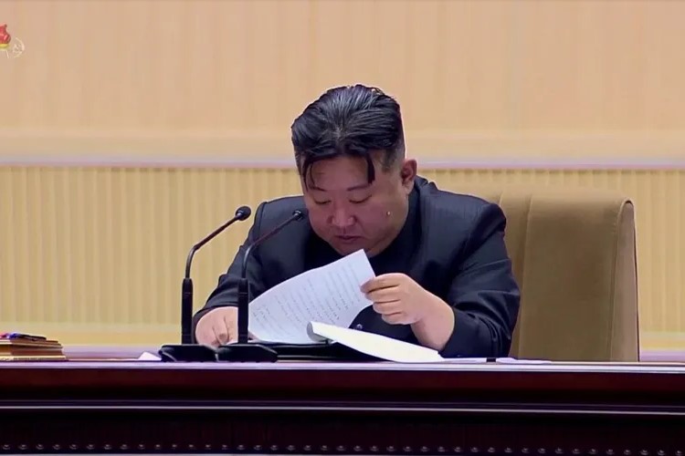 Kim Jong Un menangis saat Pertemuan Ibu Nasional di Pyongyang, Korea Utara. (Fox News) - Image