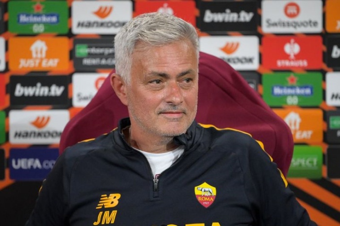 Pelatih AS Roma, Jose Mourinho, masih memiliki teka-teki tentang masa depannya di Ibu Kota Italia. (asroma.com) - Image