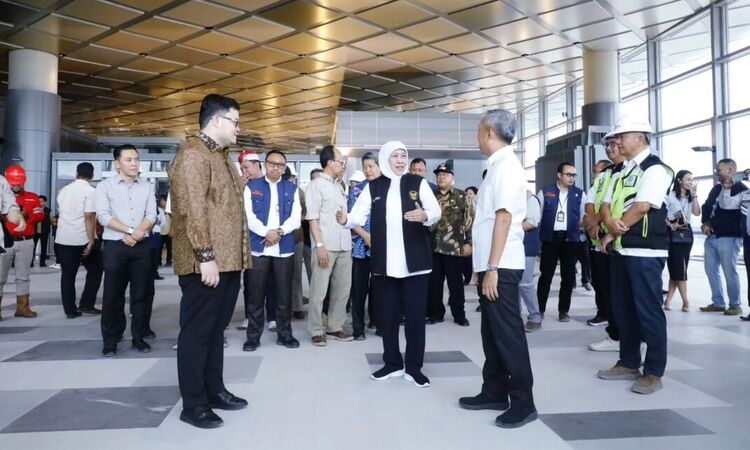 Kunjungan Gubernur Jawa Timur, Khofifah Indar Parawansa dan Wakil Gubernur Jawa Timur, Emil Elestianto Dardak ke Bandara Internasional Dhoho Kediri pada Jumat (1/12/2023) lalu. - Image