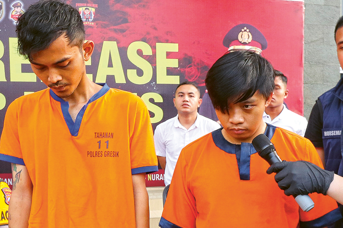 PELAKU UTAMA: Tersangka pembunuhan Menganti di Mapolres Gresik, Rabu (6/12). Selain menangkap dua pelaku pembunuhan, polisi mengamankan penadah. - Image