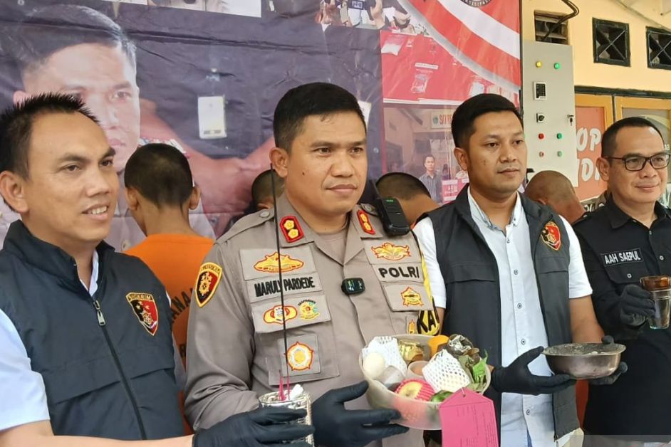 Kapolres Sukabumi AKBP Maruly Pardede saat pers rilis terkait kasus dukun cabul di Mapolres Sukabumi, Rabu (6/12). - Image