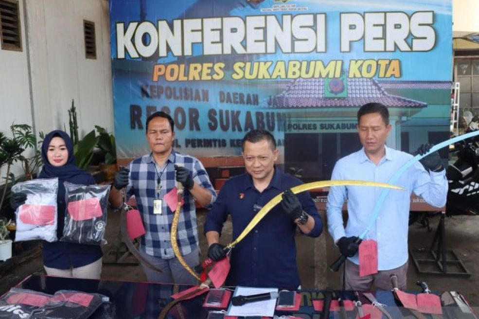 Konferensi pers terkait tersangka lima remaja pelaku penganiayaan hingga menyebabkan korban tewas di Mapolres Sukabumi Kota pada Rabu, (6/12). (ANTARA/Aditya Rohman) - Image