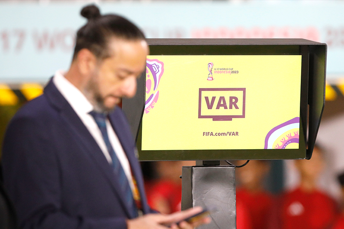 SEGERA DI LIGA 1: Video assistant referee (VAR) terpasang di Stadion Manahan, Solo, saat perhelatan Piala Dunia U-17 2023 lalu. - Image
