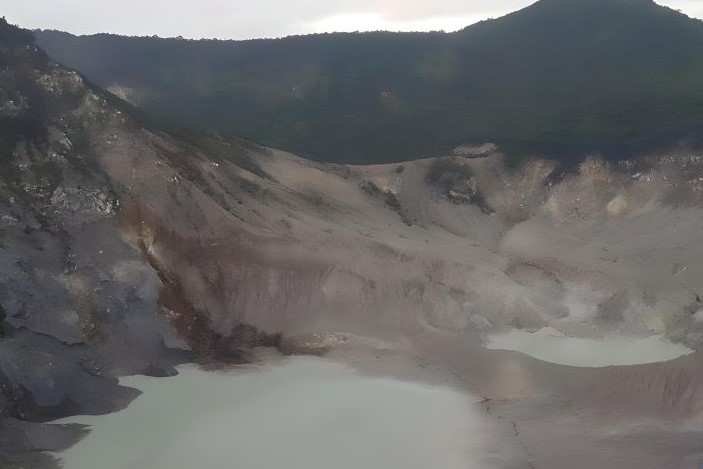 Kondisi visual kawah Gunung Tangkuban Parahu yang saat ini masih berstatus Level I atau normal di Kabupaten Bandung Barat, Jawa Barat, Jumat (8/12). - Image