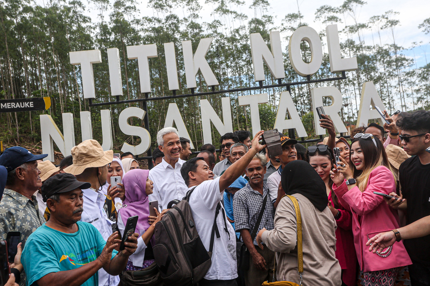 Calon presiden nomor urut 3 Ganjar Pranowo saat mengunjungi Titik Nol IKN di Ibu Kota Nusantara di Kawasan Inti Pusat Pemerintahan (KIPP) Ibu Kota Negara (IKN) Nusantara, Penajam Paser Utara, Kalimantan Timur, Kamis (7/12/2023). - Image