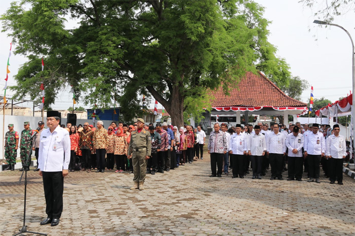 Dirjen Pembangunan dan Pengembangan Kawasan Transmigrasi, Kemendes PDTT Danton Ginting Munthe saat ziarah dan tabur bunga di Makam Pionir Transmigrasia di Indramayu, Kamis (7/12/2023). - Image