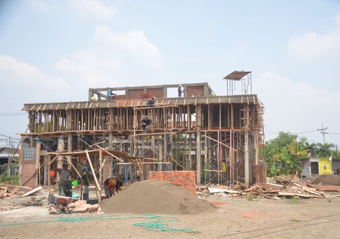 Bupati Sidoarjo Ahmad Muhdlor Ali membangun lagi 6 ruang kelas dan 1 ruang untuk perpustakaan SMP Negeri 2 Tulangan. - Image