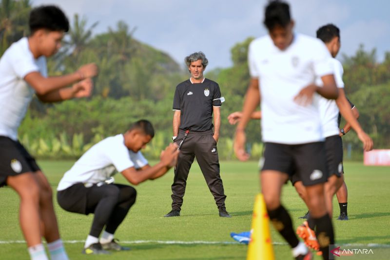 Pelatih Bali United Stefano Cugurra (tengah) memimpin sesi latihan di Training Center Bali United, Pantai Purnama, Gianyar, Bali, Selasa (7/11/2023). ANTARA FOTO/Fikri Yusuf/foc. (ANTARA) - Image
