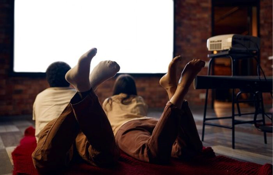 Ilustrasi daftar film yang cocok ditonton saat hujan. Sumber foto: (Freepik (@nomadsoul1),) - Image