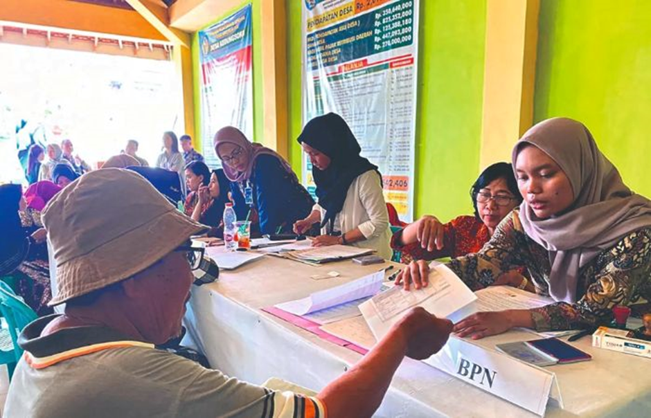 Didik Mujianto menerima pembayaran ganti rugi pembebasan lahan untuk pembangunan Tol Kediri-Kertosono (Keker) yang paling besar. (Ilmidza Amalia Nadzira/JPRK) - Image
