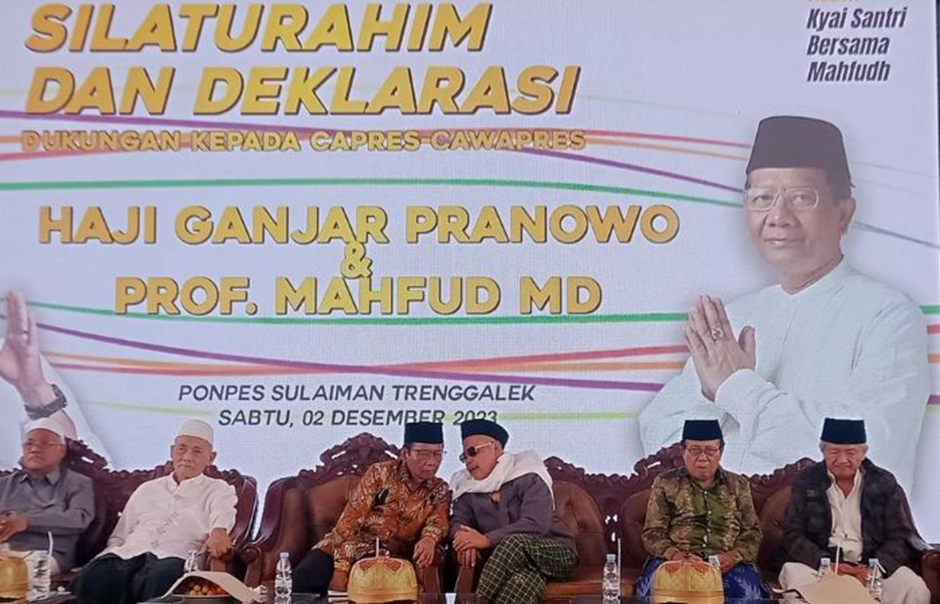 Cawapres Prof Mahfud MD (batik coklat) ketika berada di Ponpes Sulaiman Gandusari, Trenggalek. Sumber foto: (Radar Tulungagung) - Image