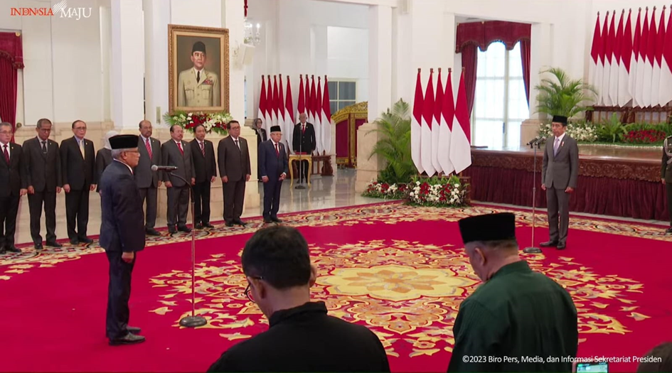 Pelantikan Irjen Marthinus Hukom oleh Presiden Jokowi pada Jumat (8/11) di Istana Negara. Sumber Foto: Tangkapan Layar Youtube @Sekretariat Presiden. - Image