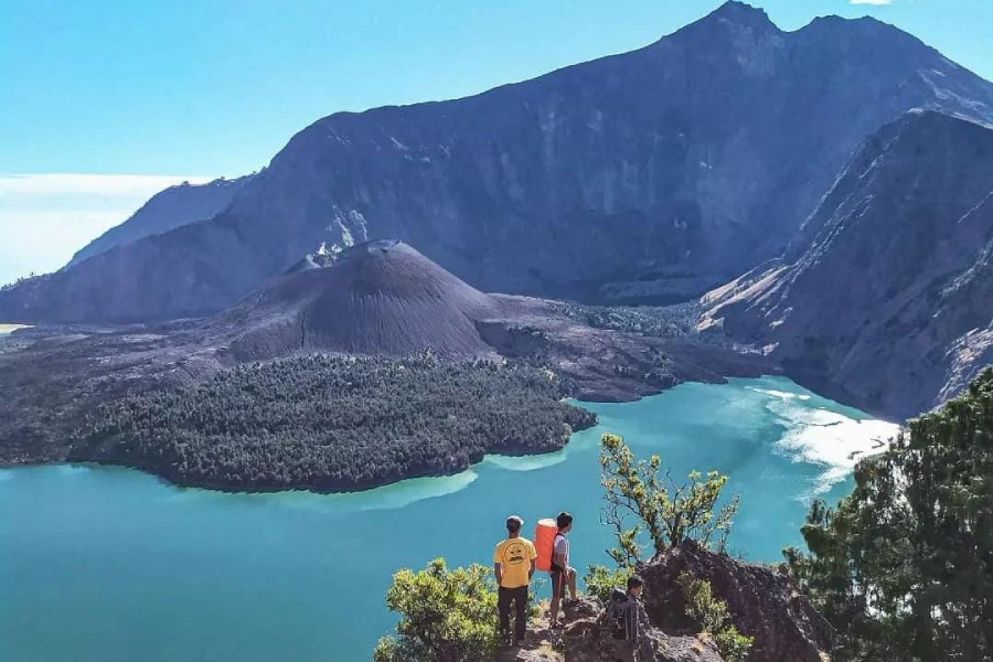 Wisata mendaki gunung di Indonesia, salah satunya Gunung Rinjani yang jadi primadona pendaki Indonesia (Instagram/@gunungrinjani.id) - Image