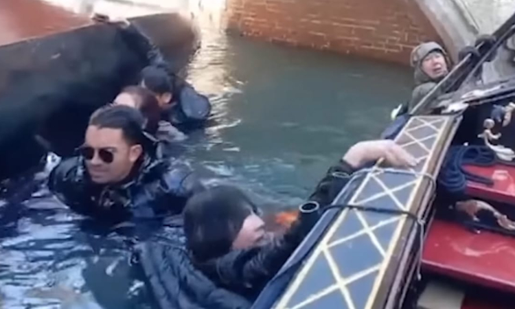 Sekelompok turis asal Tiongkok yang tercebur setelah gondola terbalik. - Image