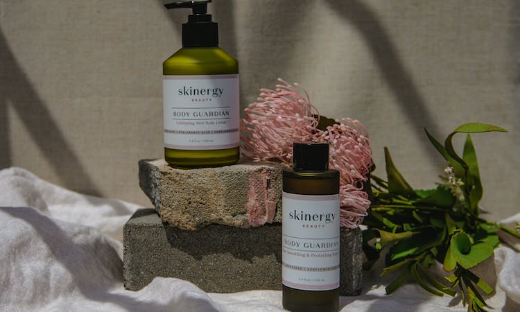 Cegah kulit kering dengan pemakaian body serum dan body lotion yang cocok untuk kulit. (sumber: pexels/ANVA Marketing) - Image