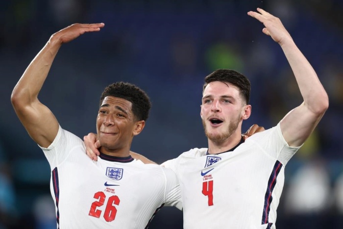Pemain timnas Inggris Jude Bellingham (kiri) dan Declan Rice. (The Sun/Richard Pelham) - Image