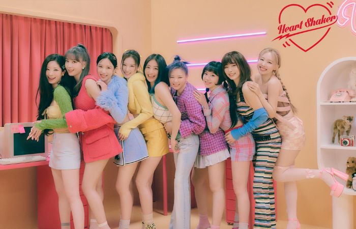 Girlband TWICE yang berasal dari Korea Selatan / sumber: akun X @JYPETWICE - Image