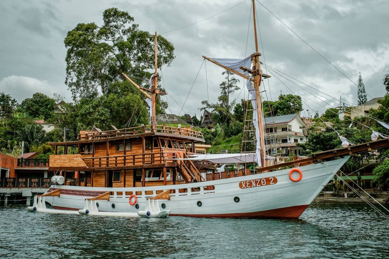 Wisata kapal Pinisi Kenzo di Danau Toba, Sumatera Utara/sumber: (Dok. Kemenparekraf.go.id) - Image