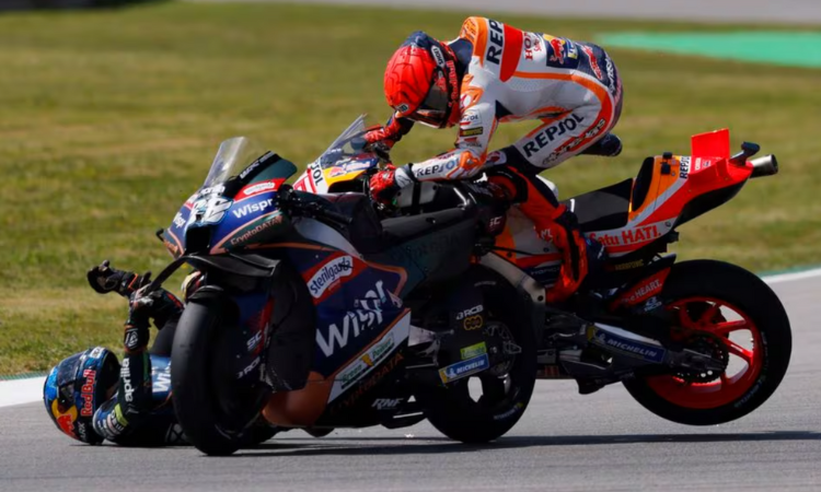 Marc Marquez dari Tim Repsol Honda dan Miguel Oliveira dari Tim MotoGP CryptoDATA RNF mengalami kecelakaan pada saat balapan di MotoGP Portugal 2023./ - Image