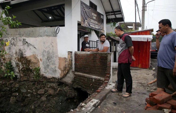 Wali Kota Surabaya Eri Cahyadi memantau saluran air di Kota Surabaya pada Jumat (8/12). - Image
