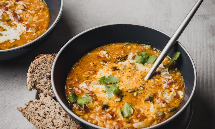 Sup tomat segar sangat cocok untuk menu diet sekaligus menu pada makan siang hari. (sumber: pexels/Anna Pyshniuk) - Image