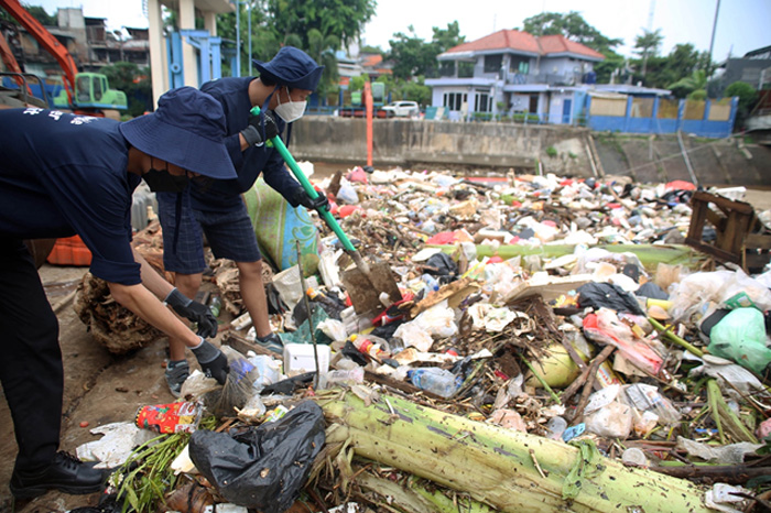 Kegiatan partisipatif Audit Sampah Sungai Ciliwung kolaborasi dilakukan tiga lembaga berlangsung Minggu, 10 Desember 2023. - Image