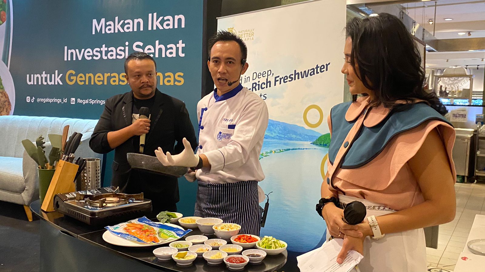 Kegiatan edukasi dibarengi dengan demo masak ikan bersama Chef Yadi - Image